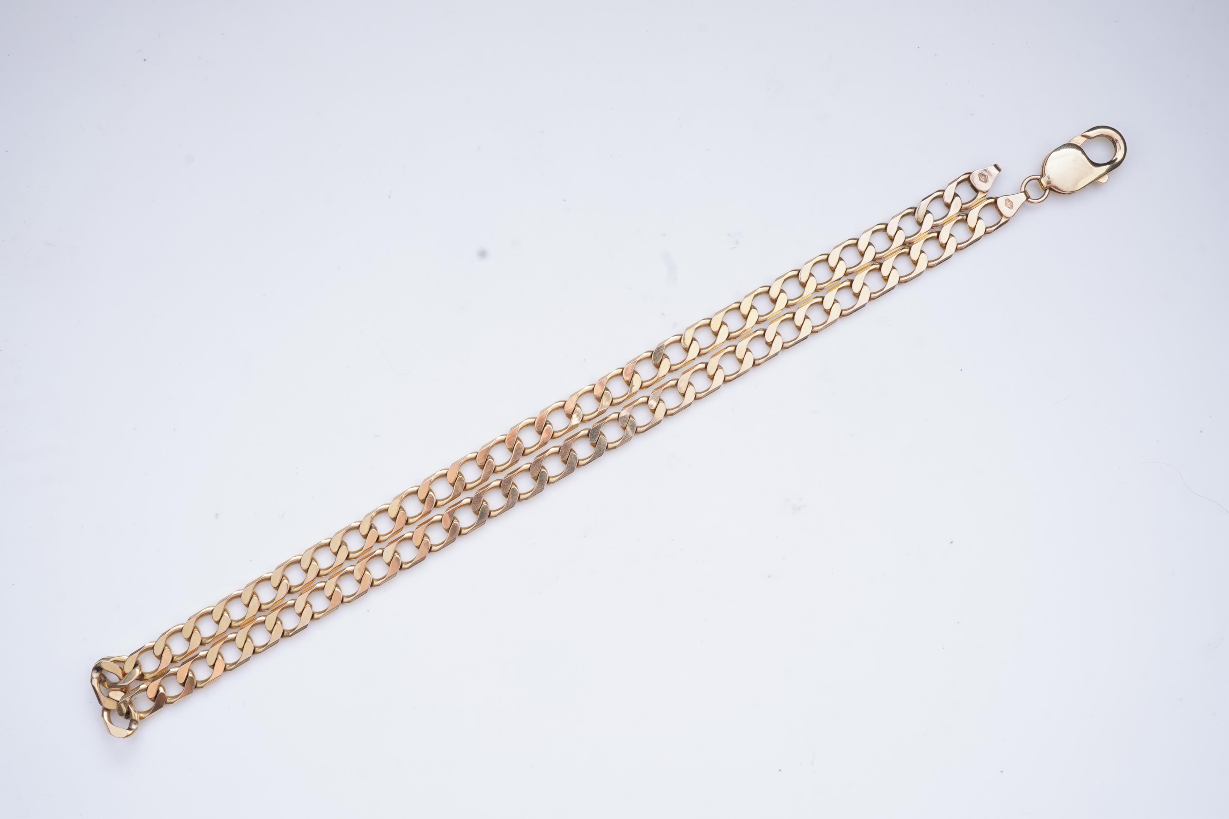 A gold chain necklace
